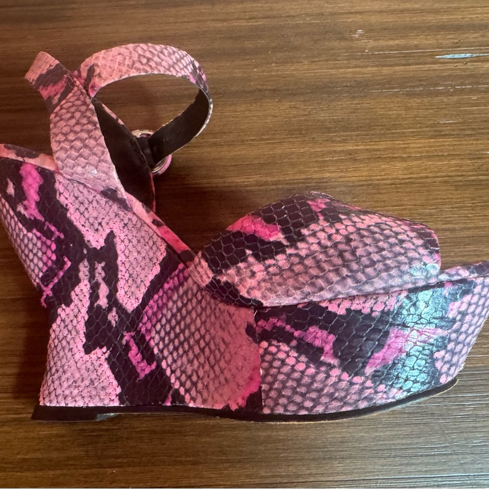 Size 38.5 (8) Alice and Olivia pink and black platform sandals.